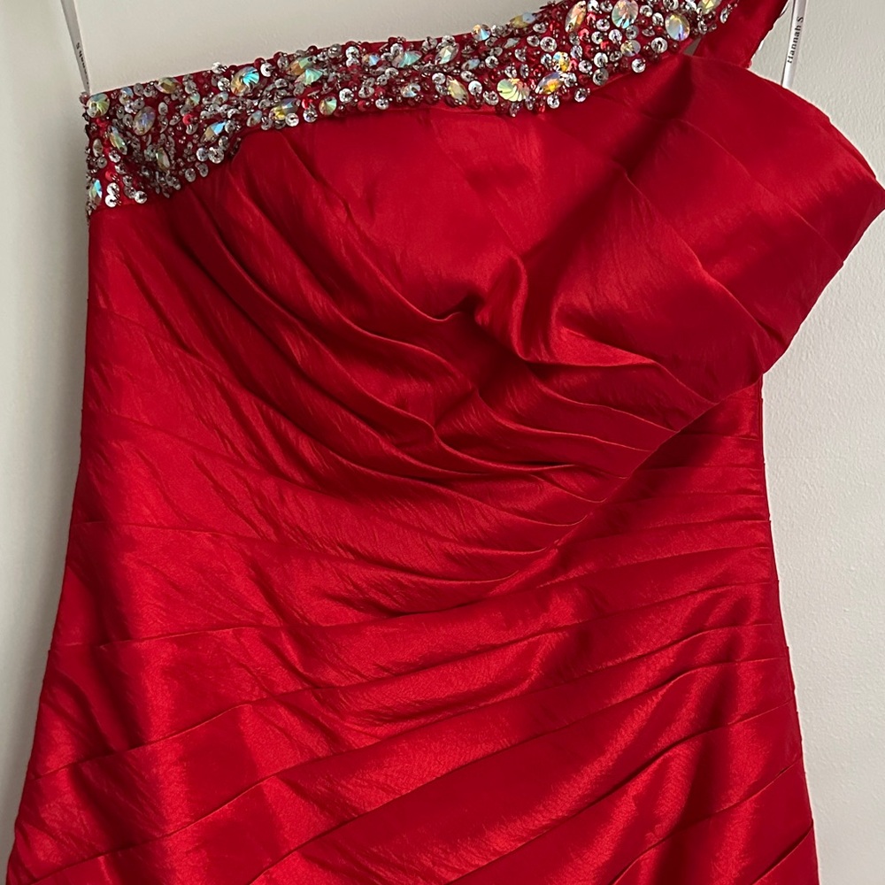 Elegant One-Shoulder Red Prom Dress with Sparkling Multicolor Beaded Strap - Picture 7 of 14